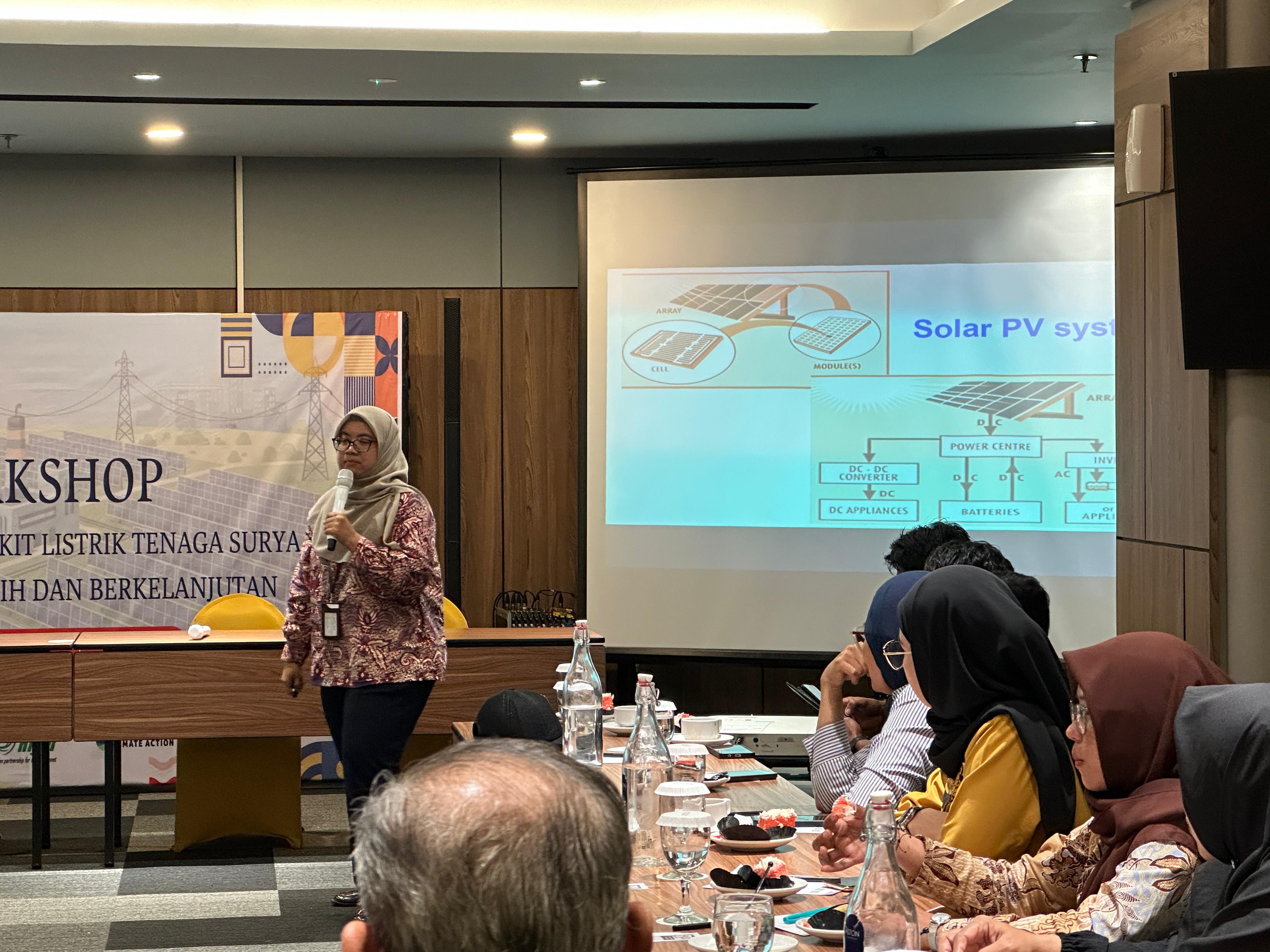 Dosen Universitas Teknologi Kalimantan, Happy Aprilia, menjelaskan sistem kerja Solar PV dalam sesi materi tentang pengembangan PLTS bagi masyarakat pascatambang.